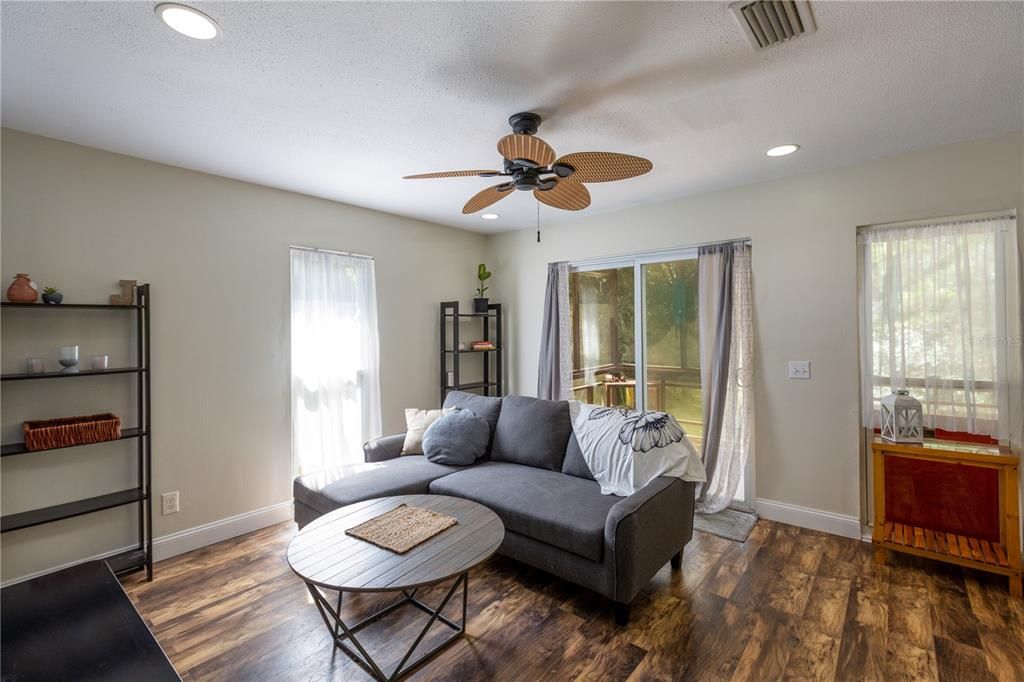 Recently Sold: $225,000 (2 beds, 1 baths, 932 Square Feet)