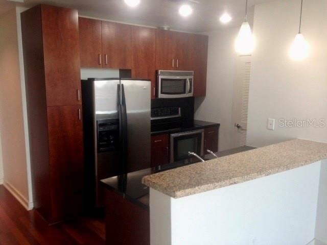 Recently Sold: $280,000 (1 beds, 1 baths, 728 Square Feet)