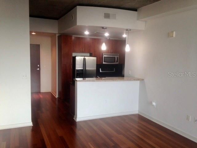 Recently Sold: $280,000 (1 beds, 1 baths, 728 Square Feet)