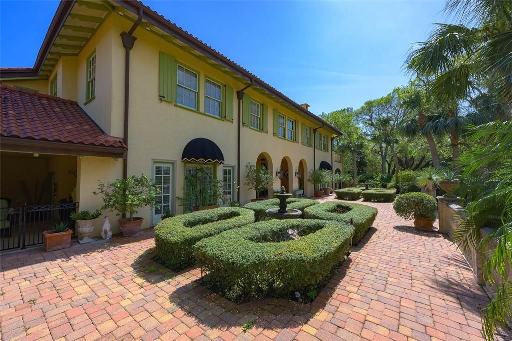 Recently Sold: $2,999,999 (8 beds, 7 baths, 8274 Square Feet)