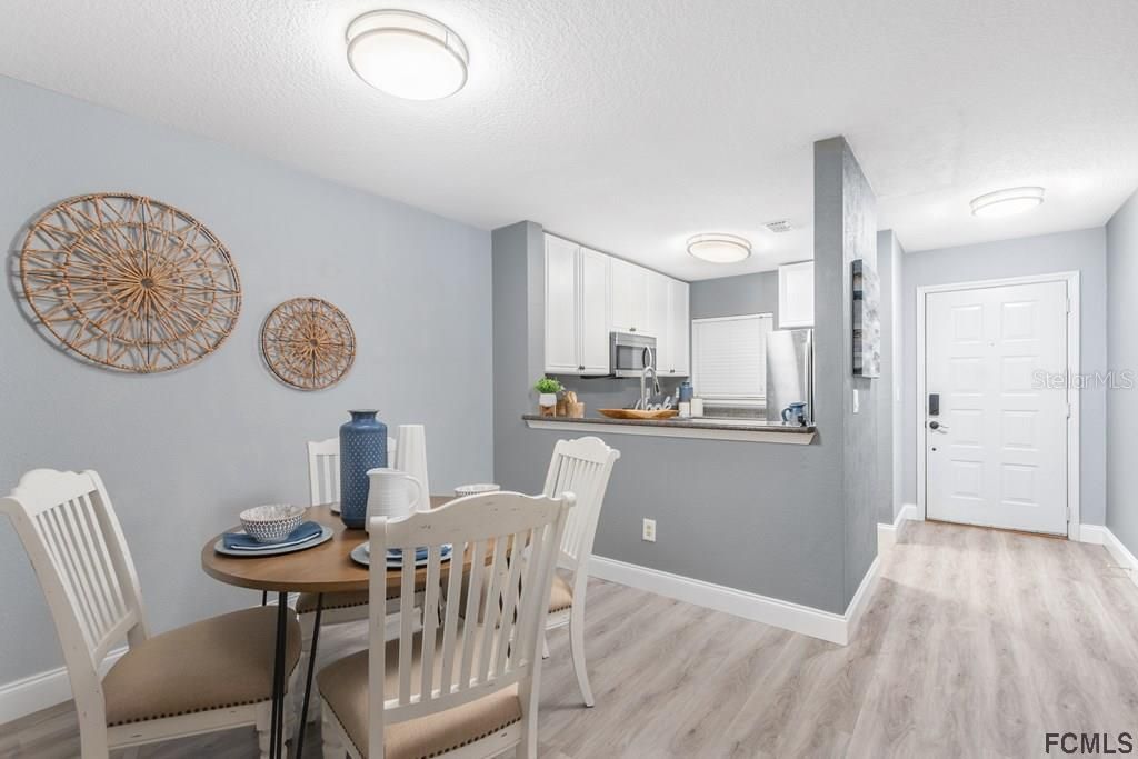 Recently Sold: $320,000 (2 beds, 2 baths, 1070 Square Feet)