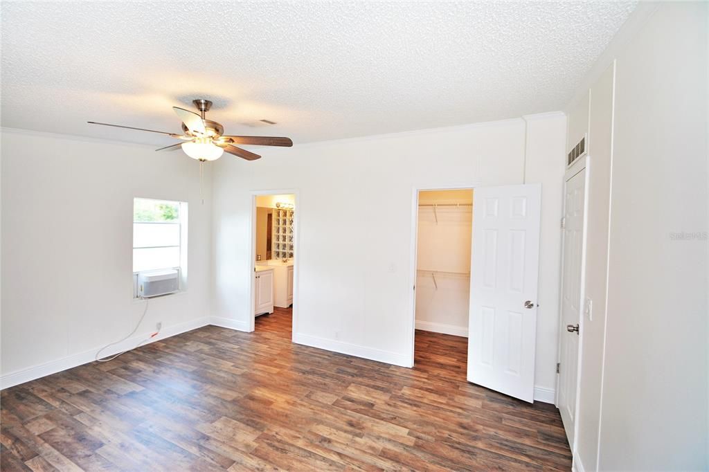 Recently Sold: $450,000 (3 beds, 2 baths, 1944 Square Feet)