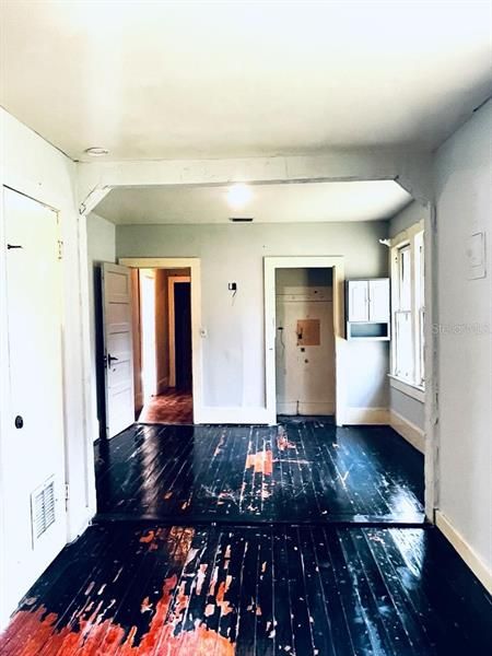 Recently Sold: $92,000 (2 beds, 1 baths, 1554 Square Feet)
