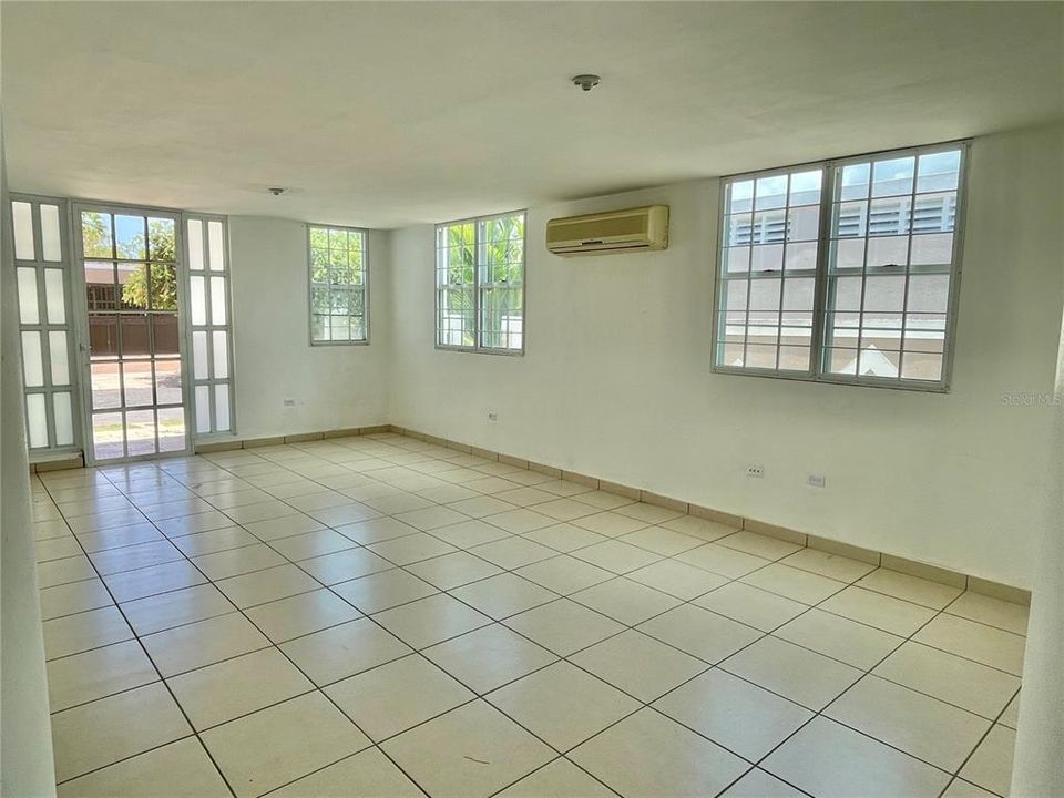 Vendido Recientemente: $220,000 (4 camas, 2 baños, 1700 Pies cuadrados)