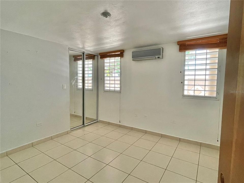 Vendido Recientemente: $220,000 (4 camas, 2 baños, 1700 Pies cuadrados)