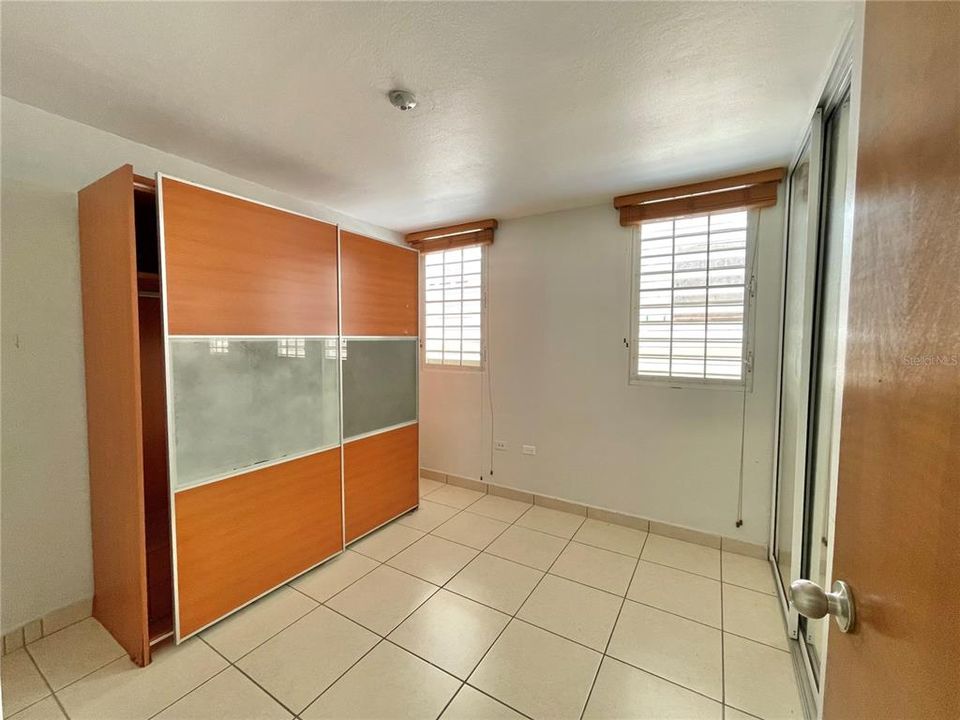 Vendido Recientemente: $220,000 (4 camas, 2 baños, 1700 Pies cuadrados)