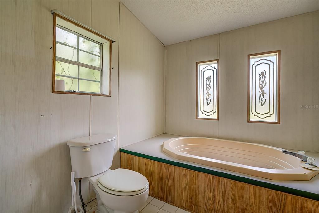 最近售出: $230,000 (4 贝兹, 2 浴室, 2052 平方英尺)