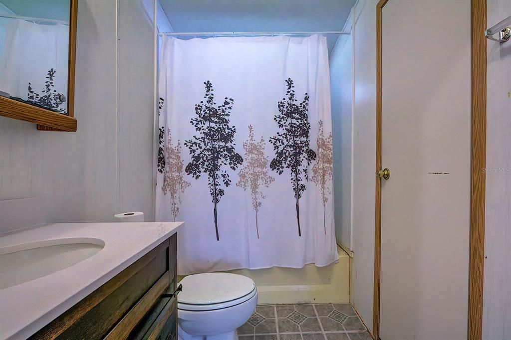 最近售出: $230,000 (4 贝兹, 2 浴室, 2052 平方英尺)