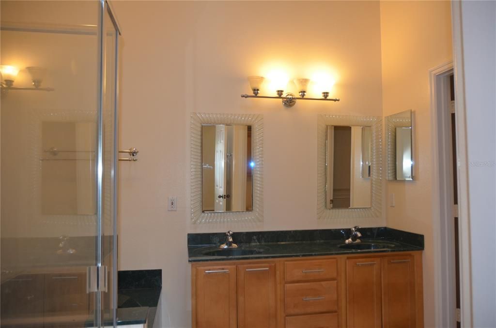 最近租的: $2,300 (4 贝兹, 2 浴室, 1947 平方英尺)