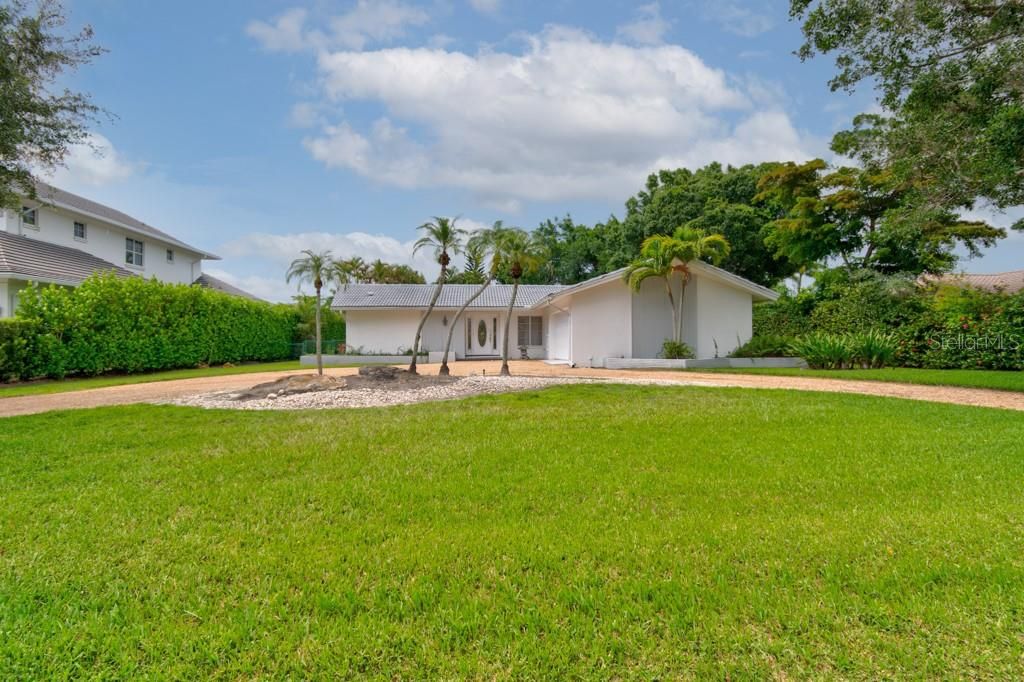 Recently Sold: $2,890,000 (3 beds, 2 baths, 1758 Square Feet)