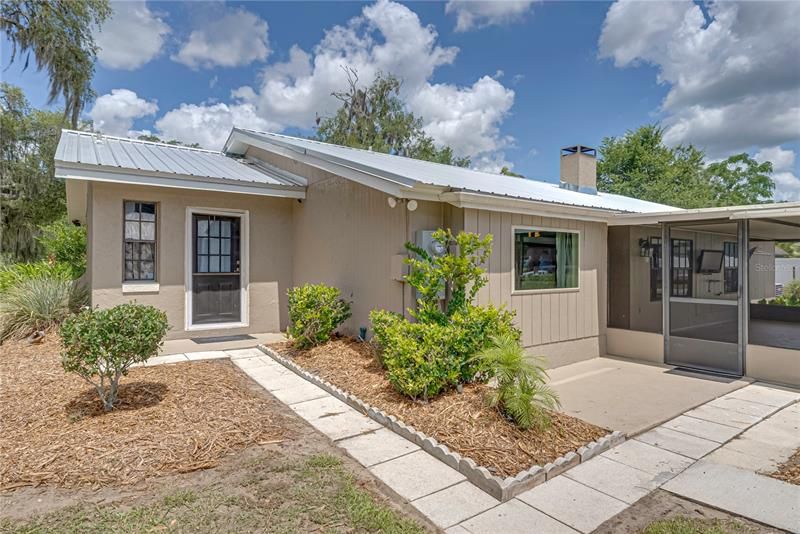 Recently Sold: $429,900 (4 beds, 2 baths, 1946 Square Feet)