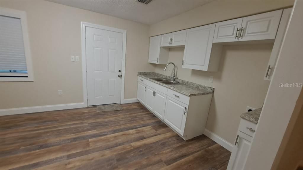 Recently Sold: $220,000 (3 beds, 2 baths, 1156 Square Feet)