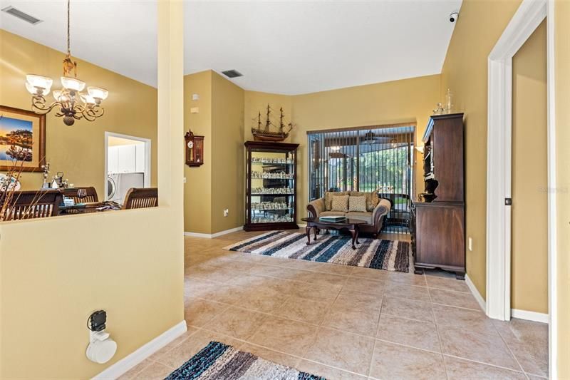 Spacious entrance with a view of the dining and living room