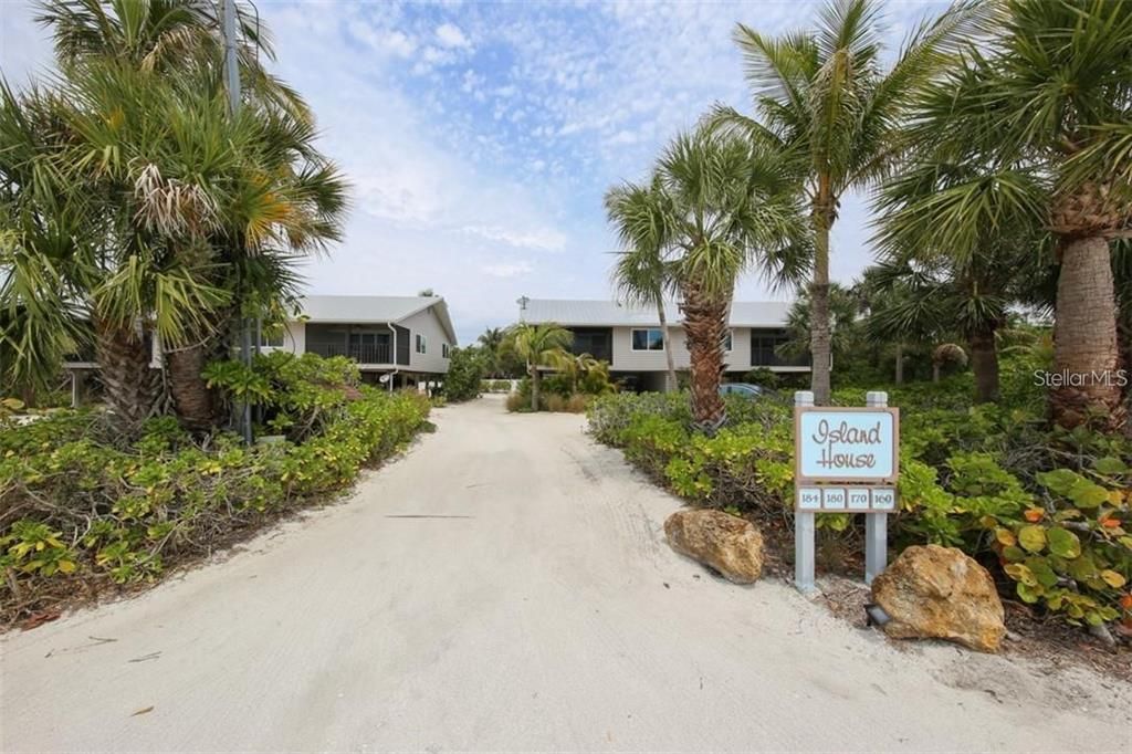 Recently Sold: $595,000 (2 beds, 2 baths, 924 Square Feet)