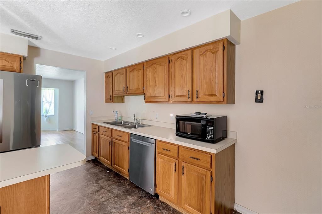 Recently Sold: $450,000 (3 beds, 2 baths, 2426 Square Feet)