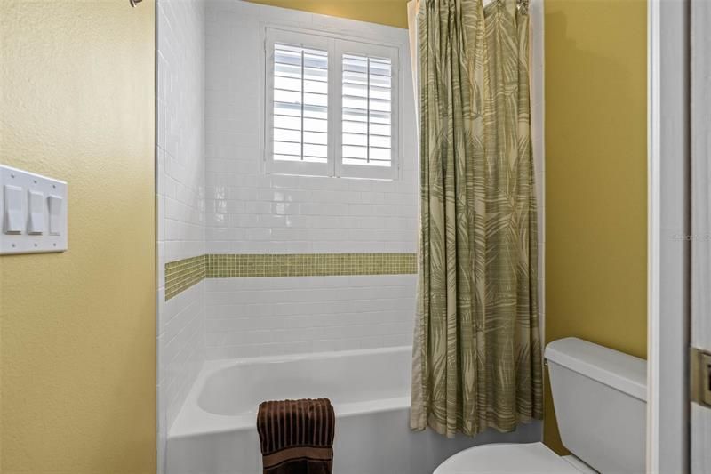 Jack-and-Jill tub/shower