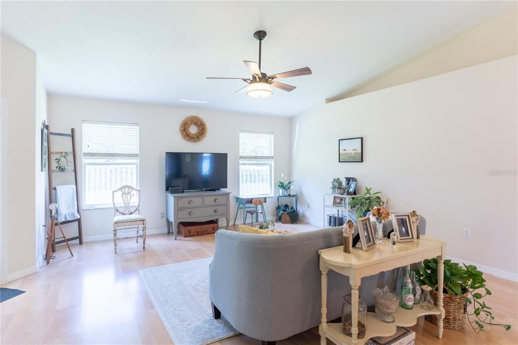 Recently Sold: $355,000 (3 beds, 2 baths, 1630 Square Feet)