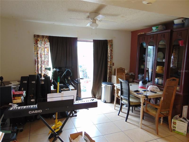 Recently Sold: $98,500 (2 beds, 1 baths, 1132 Square Feet)