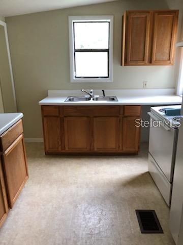 Recently Rented: $1,100 (3 beds, 1 baths, 948 Square Feet)
