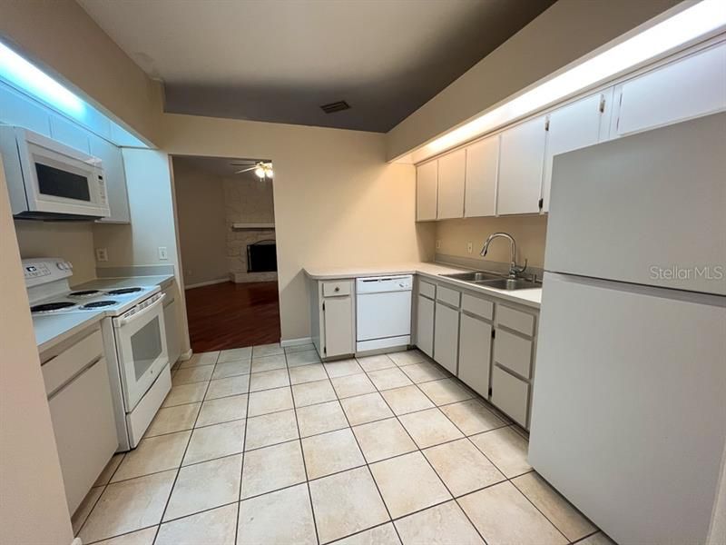 Recently Rented: $1,800 (3 beds, 2 baths, 1318 Square Feet)