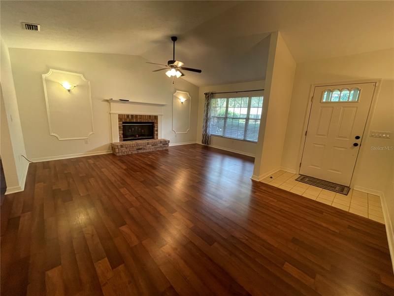Recently Rented: $2,200 (3 beds, 2 baths, 1868 Square Feet)