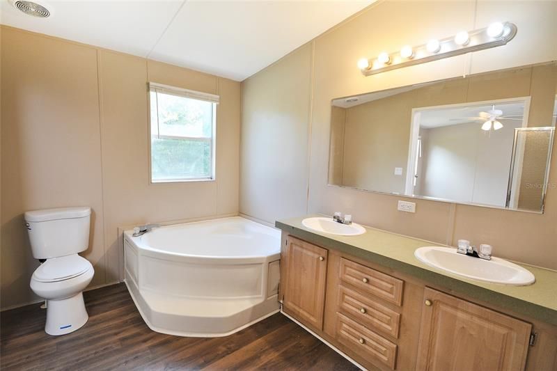 最近售出: $169,900 (3 贝兹, 2 浴室, 1296 平方英尺)