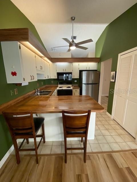 Kitchen with bar counter