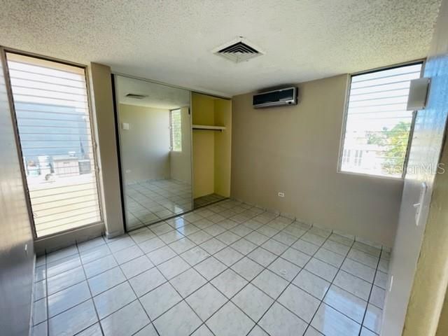 Vendido Recientemente: $300,000 (4 camas, 2 baños, 1730 Pies cuadrados)