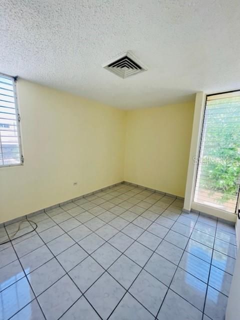 Vendido Recientemente: $300,000 (4 camas, 2 baños, 1730 Pies cuadrados)