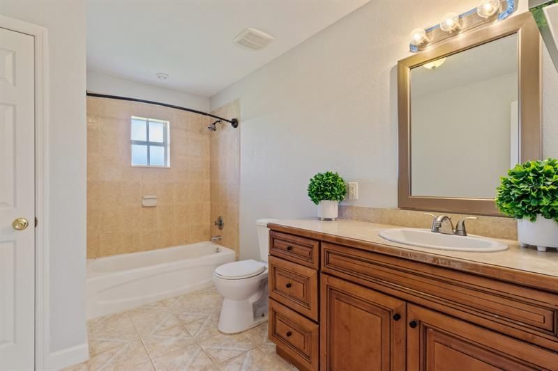 最近售出: $329,900 (4 贝兹, 2 浴室, 2062 平方英尺)