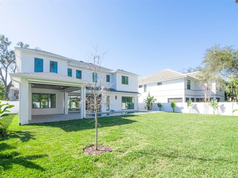 Recently Sold: $3,900,000 (5 beds, 5 baths, 6106 Square Feet)
