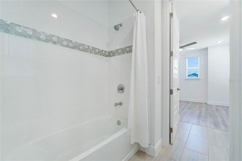 最近租的: $5,695 (5 贝兹, 3 浴室, 3722 平方英尺)