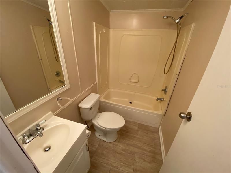 最近售出: $132,000 (3 贝兹, 2 浴室, 1296 平方英尺)