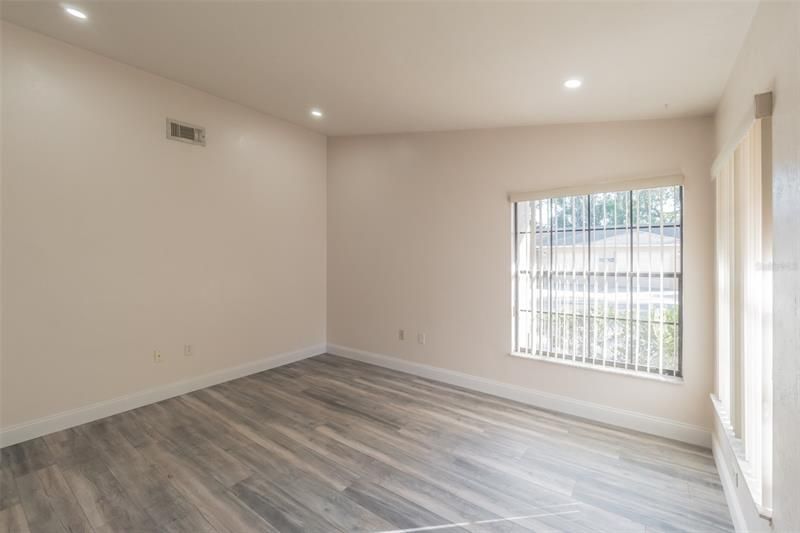 Recently Rented: $1,300 (2 beds, 1 baths, 832 Square Feet)