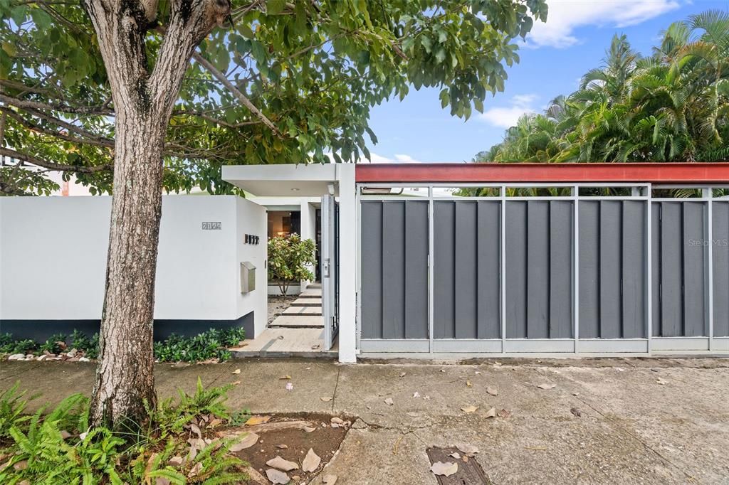 Vendido Recientemente: $1,050,000 (4 camas, 3 baños, 2300 Pies cuadrados)