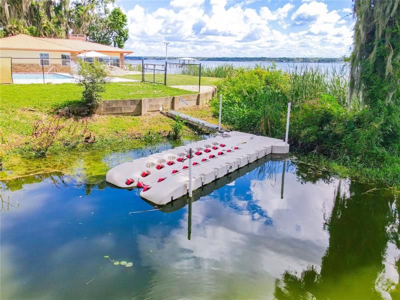 Floating boat port