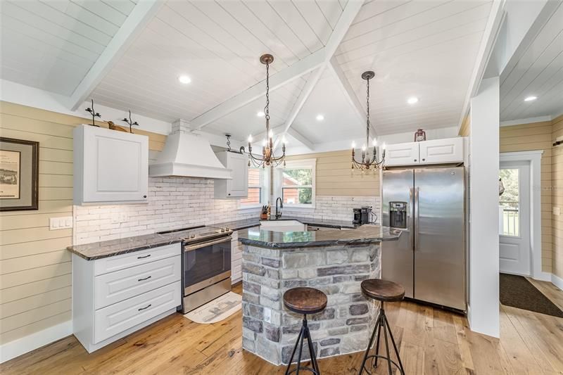 Recently Sold: $695,000 (2 beds, 2 baths, 1649 Square Feet)
