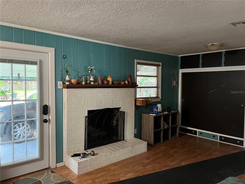 Recently Sold: $235,000 (2 beds, 1 baths, 1089 Square Feet)