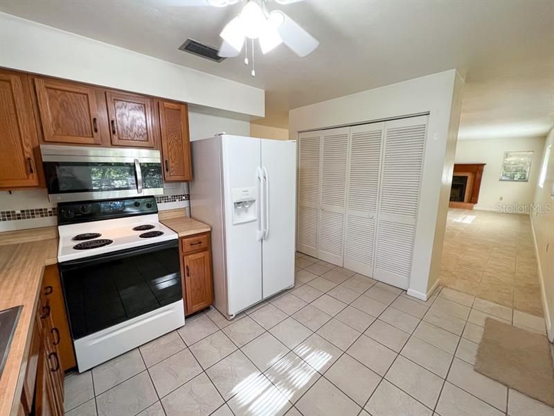 Recently Rented: $1,375 (2 beds, 1 baths, 1184 Square Feet)