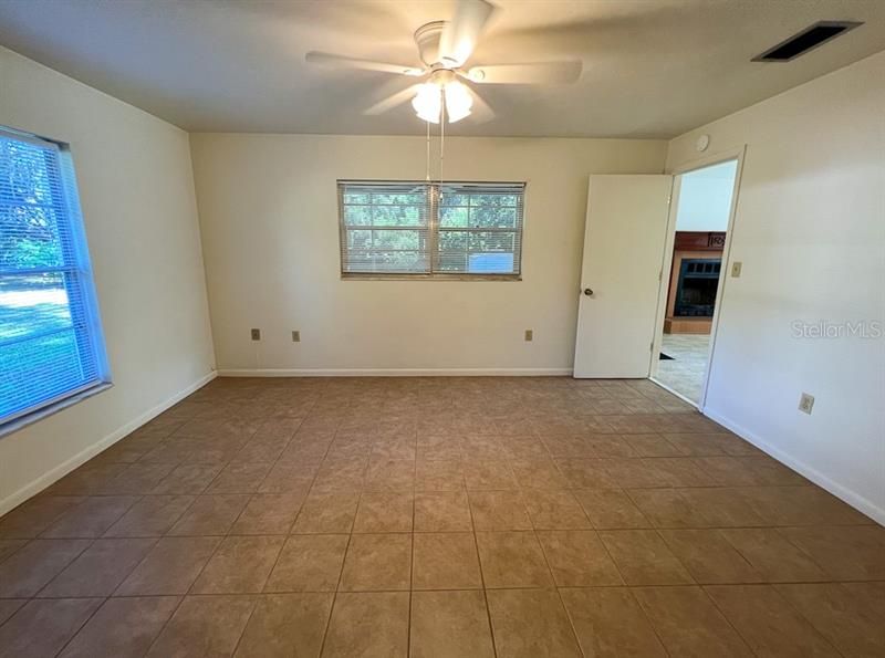 Recently Rented: $1,375 (2 beds, 1 baths, 1184 Square Feet)