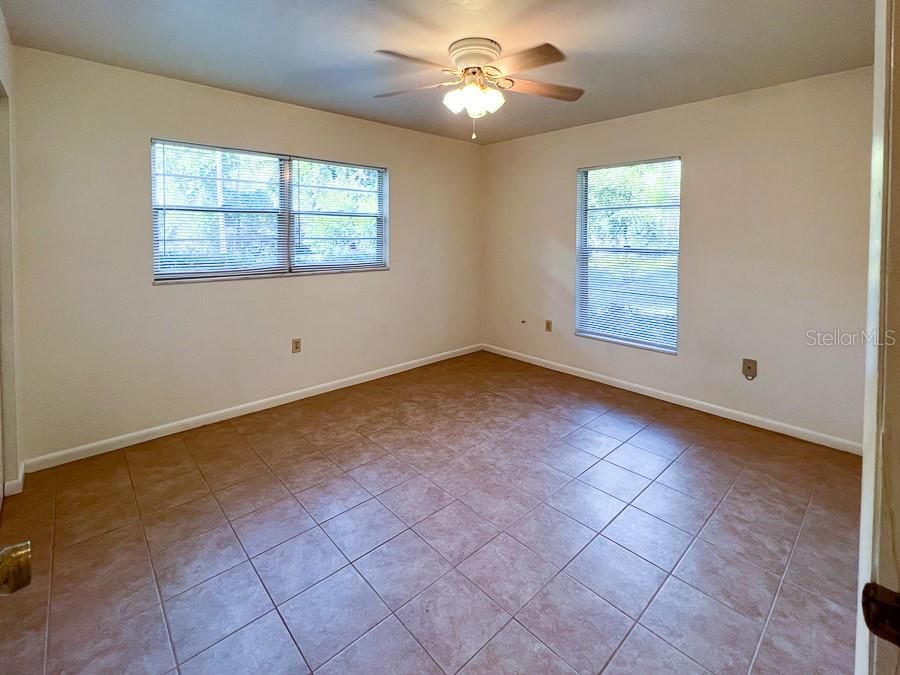 Recently Rented: $1,375 (2 beds, 1 baths, 1184 Square Feet)