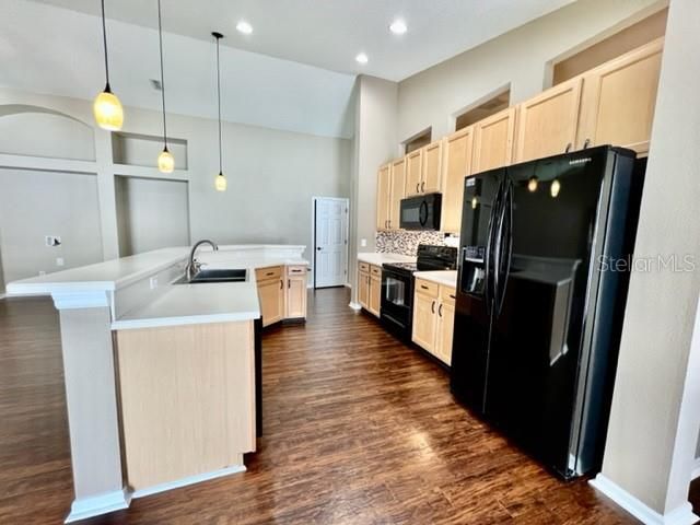 Recently Rented: $2,500 (3 beds, 2 baths, 1758 Square Feet)