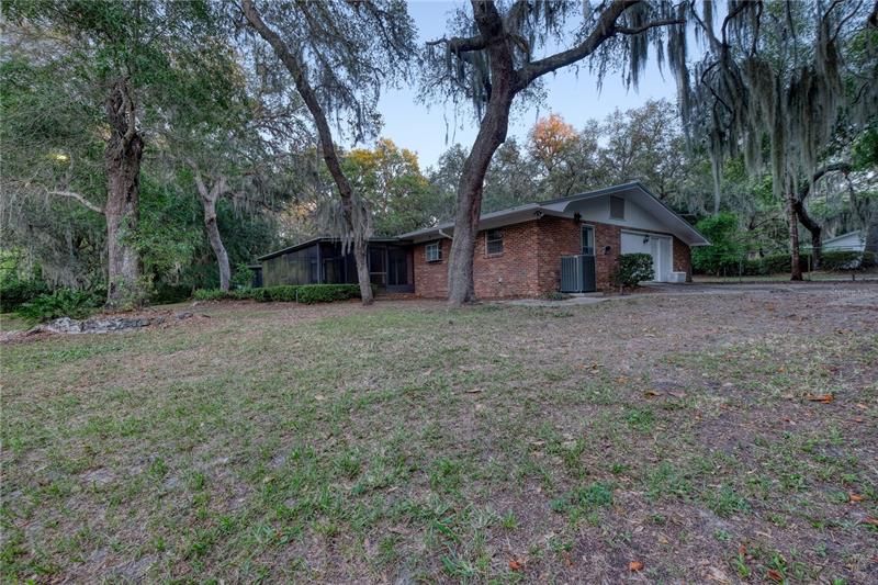 Recently Sold: $449,000 (5 beds, 2 baths, 2556 Square Feet)