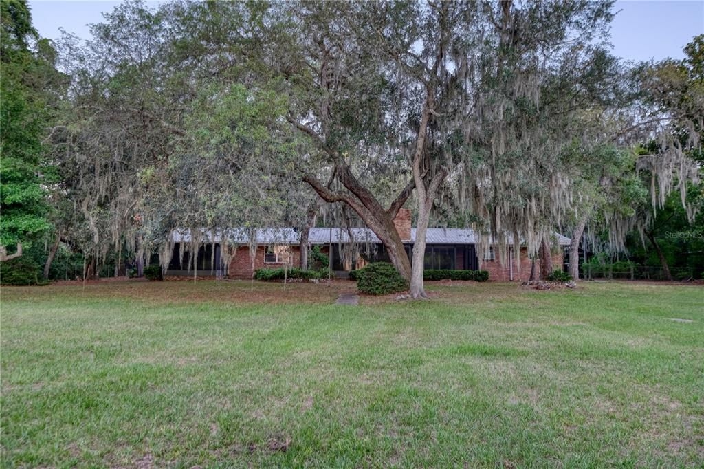 Recently Sold: $449,000 (5 beds, 2 baths, 2556 Square Feet)