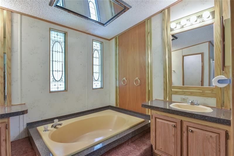 最近售出: $240,000 (5 贝兹, 3 浴室, 2512 平方英尺)