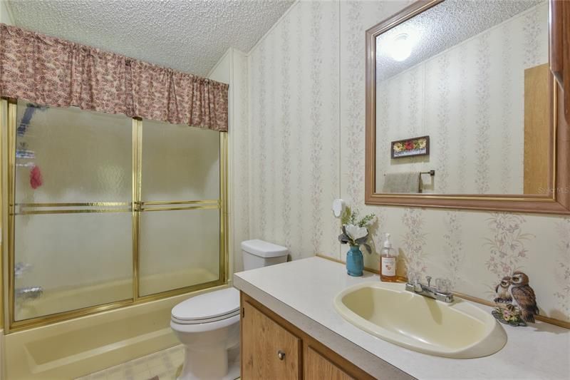 最近售出: $240,000 (5 贝兹, 3 浴室, 2512 平方英尺)
