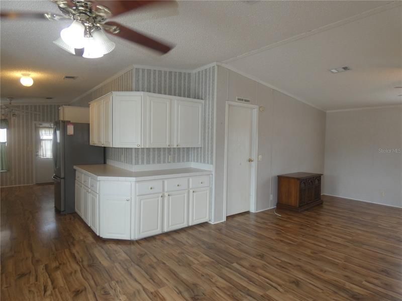 Recently Rented: $1,295 (3 beds, 2 baths, 1296 Square Feet)