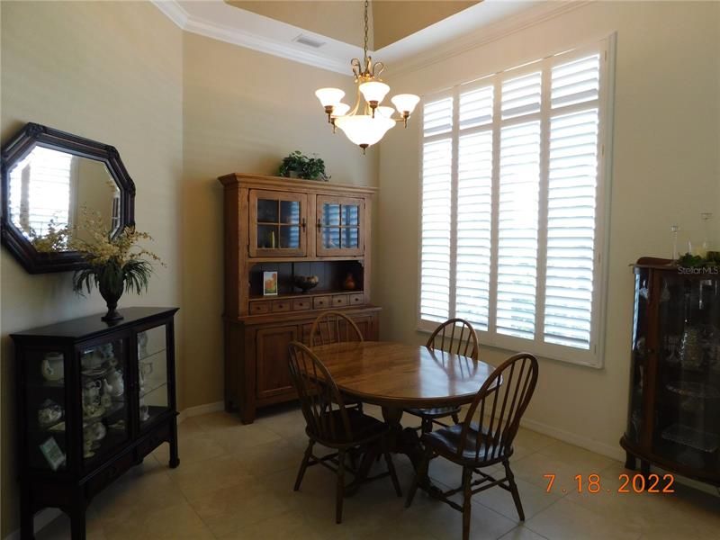 Dining room with tray ceiling