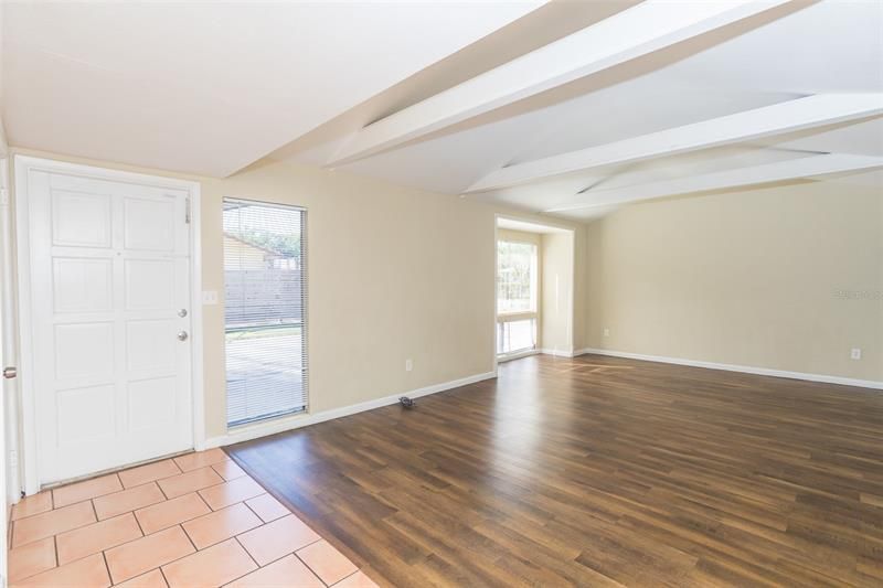 Recently Sold: $319,000 (3 beds, 1 baths, 1456 Square Feet)