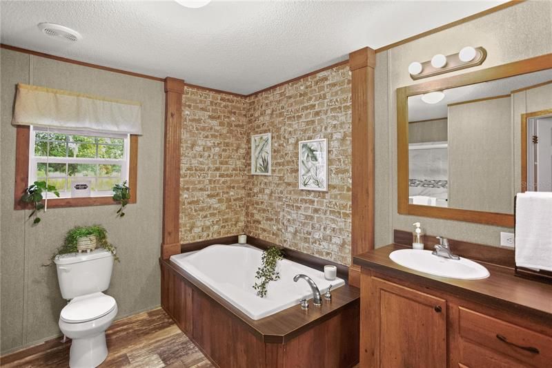 最近售出: $260,000 (4 贝兹, 2 浴室, 1525 平方英尺)